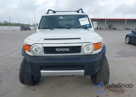 2010 Toyota Fj Cruiser z USA, uszkodzony, nr VIN JTEBU4BF7AK086222
